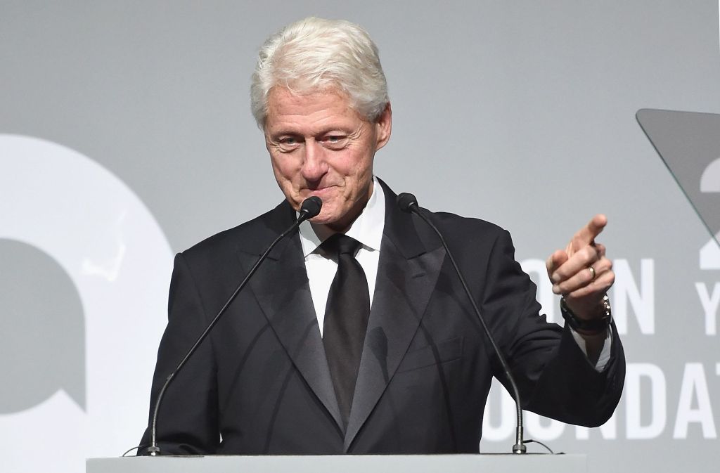 Bill Clinton hält eine Ansprache zu Ehren von Sir Elton John.