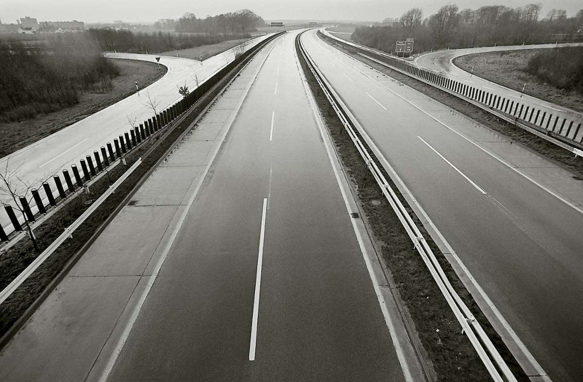 Blick auf eine leere Autobahn im November 1973.