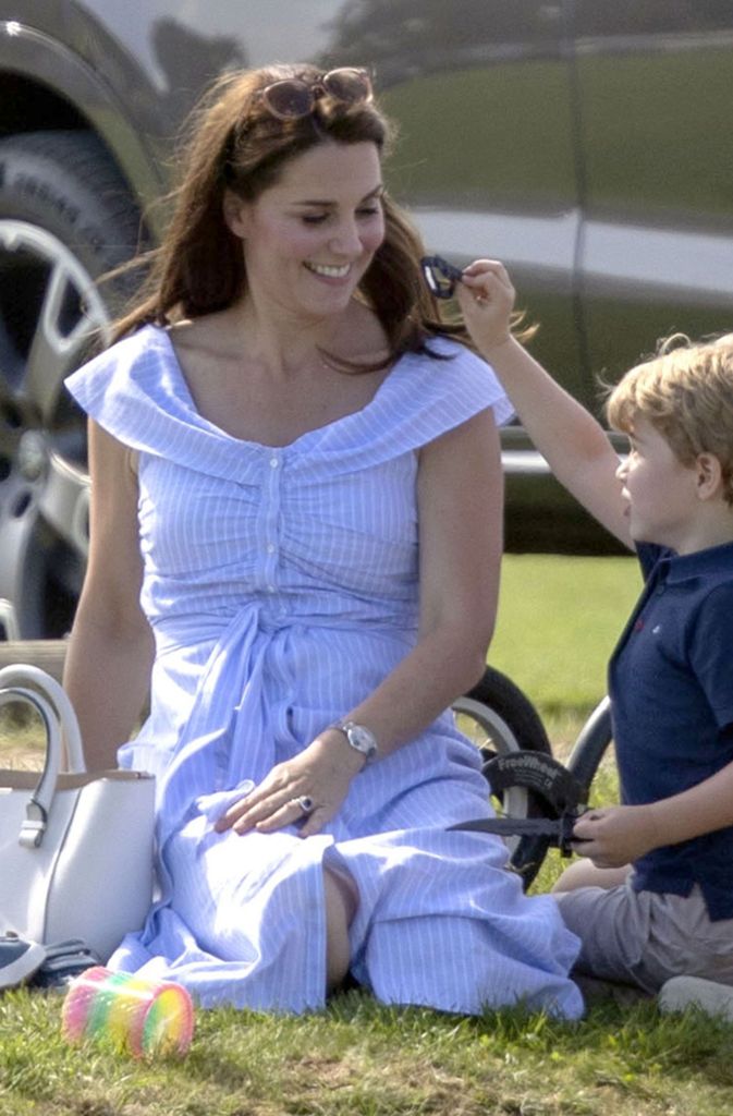 ... der kleine Prinz George seiner Mama ein Haargummi reicht.
