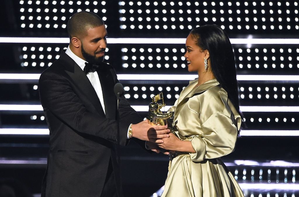 Rapper Drake und Sängerin Rihanna gemeinsam auf der Bühne der MTV Video Music Awards