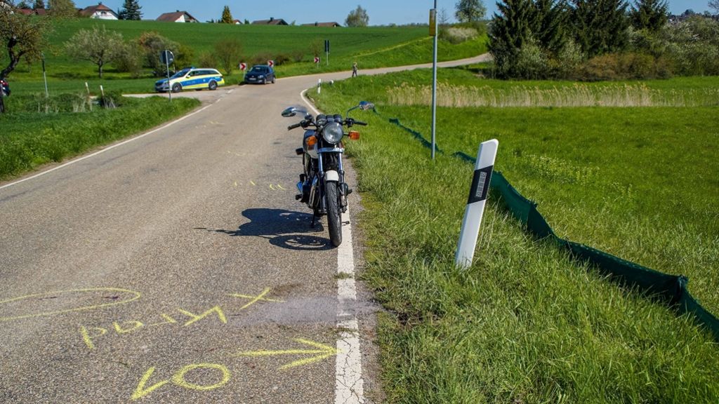 Aidlingen: Betrunkener Motorradfahrer kommt von der Straße ab