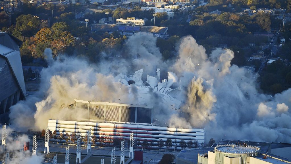 Nebliges Spektakel: Riesiges Stadion mitten in Atlanta gesprengt