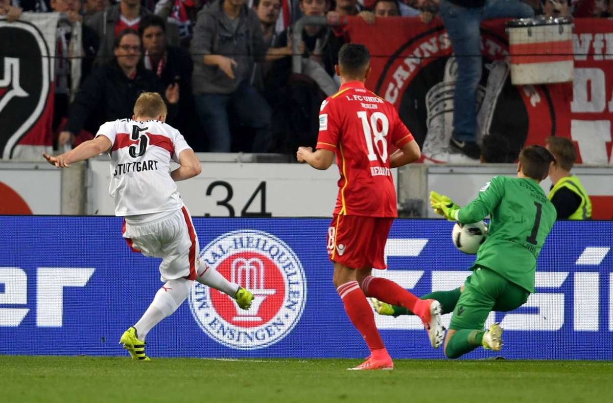 Der VfB startet mit viel Offensivdruck in das Topspiel am Montagabend. Schon in der Anfangsphase erarbeiten sich die Schwaben einige Chancen, unter anderem durch Alexandru Maxim, Josip Brekalo und Timo Baumgartl. Das Tor zur Führung bleibt aber vorerst aus.