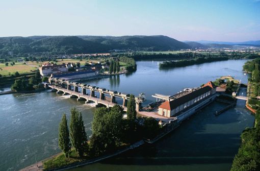 Blick auf die beiden Wasserkraftwerke am Hochrhein – links das Schweizer Ufer, rechts das Kraftwerk in Wyhlen, wo nun eine  Wasserstoff-Anlage entstanden ist. Foto: Energiedienst