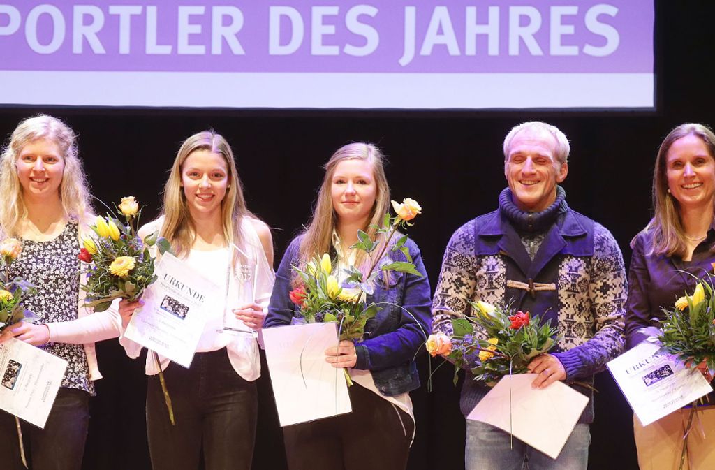 Die Sportlerinnen des Jahres Susann Frey, Lisa Sophie Hartmann, Sophie Bernhardt und Susi Fortun (von links). Roman Baur nahm die Ehrung für seine Frau Nora Baur entgegen.