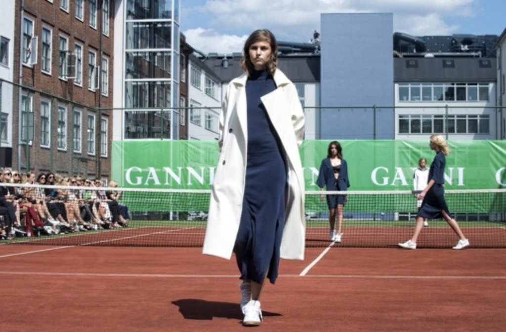 Das dänische Modelabel Ganni ließ sich für seine Show auf der Copenhagen Fashion Week etwas ganz Besonderes einfallen: Der Tennisplatz wurde kurzerhand zum Laufsteg umfunktioniert.