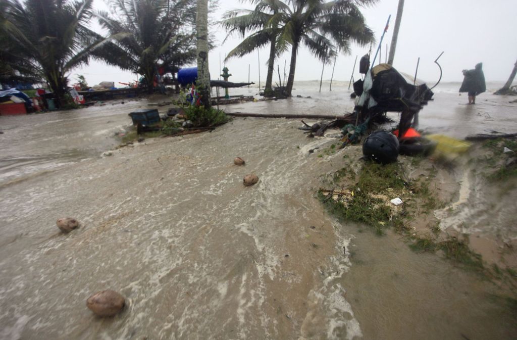 Mit heftigen Regenfällen und starken Böen hat der Tropensturm „Pabuk“ den Süden Thailands erreicht.