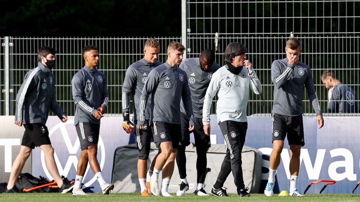  Joachim Löw startet unter schwierigen Vorzeichen in sein 15. Jahr als Bundestrainer. Die Corona-Krise beschäftigt die Nationalmannschaft auch vor dem Neubeginn nach fast zehn Monaten Länderspielpause. Erst nach negativen Tests kann die Vorbereitung beginnen. 
