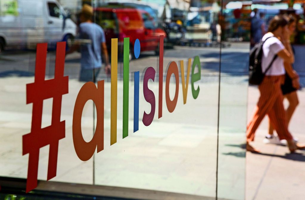 Viele Schaufenster in der City – wie hier bei Breuninger mit dem Hashtag Allislove – sind zur CSD-Parade in den Farben des Regenbogens dekoriert.Foto: Lichtgut/Leif Piechowski