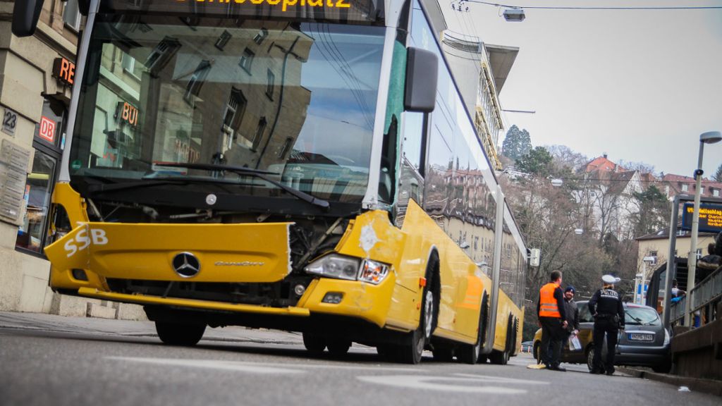 Unfall am Stuttgarter Olgaeck: Autofahrer stößt mit SSB-Bus zusammen