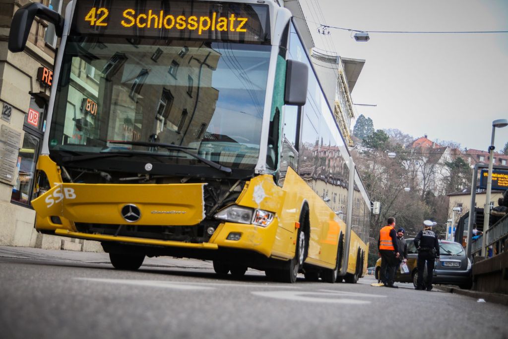 Wegen eines Unfalls am Stuttgarter Olgaeck wurde der Verkehr auf der Buslinie 42 ausgebremst.