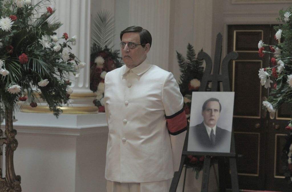 Jeffrey Tambor als Georgi Malenkow vor seinem eigenen Porträt