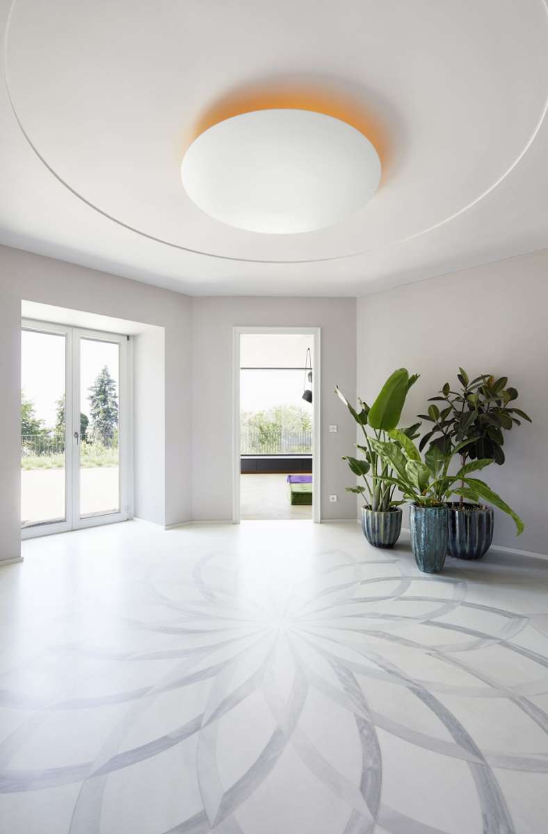 Mit viel Platz lässt sich auch ein Marmorboden mit Blumenmuster entwerfen wie hier in einem von 12:43-Architekten aus Stuttgart umgebauten Haus in Weinheim.