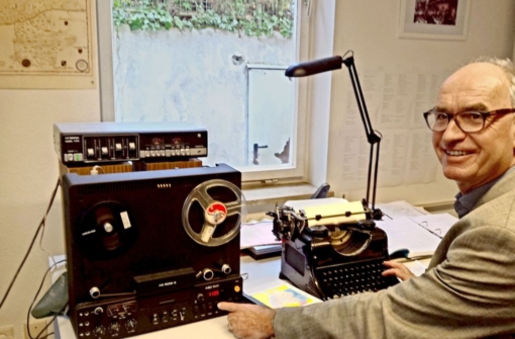 Es gibt sie noch, die Abspielgeräte für die Dialekt-Tonbänder –  Professor Hubert Klausmann bringt ihre  Digitalisierung voran. Foto: Petersen