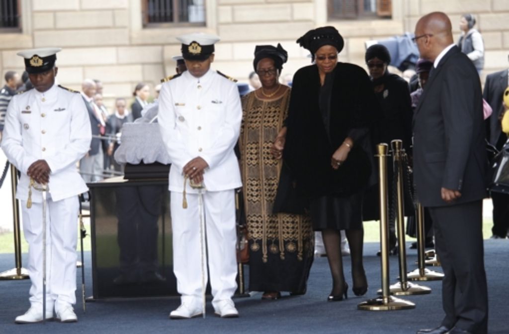 Abschied von Nelson Mandela in Pretoria: Als erste trat seine Witwe Graça Machel an den offenen Sarg. Foto: dpa