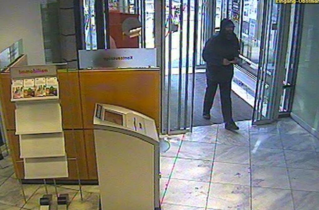 Der Täter betrat die Bankfiliale gegen 14.15 Uhr.
