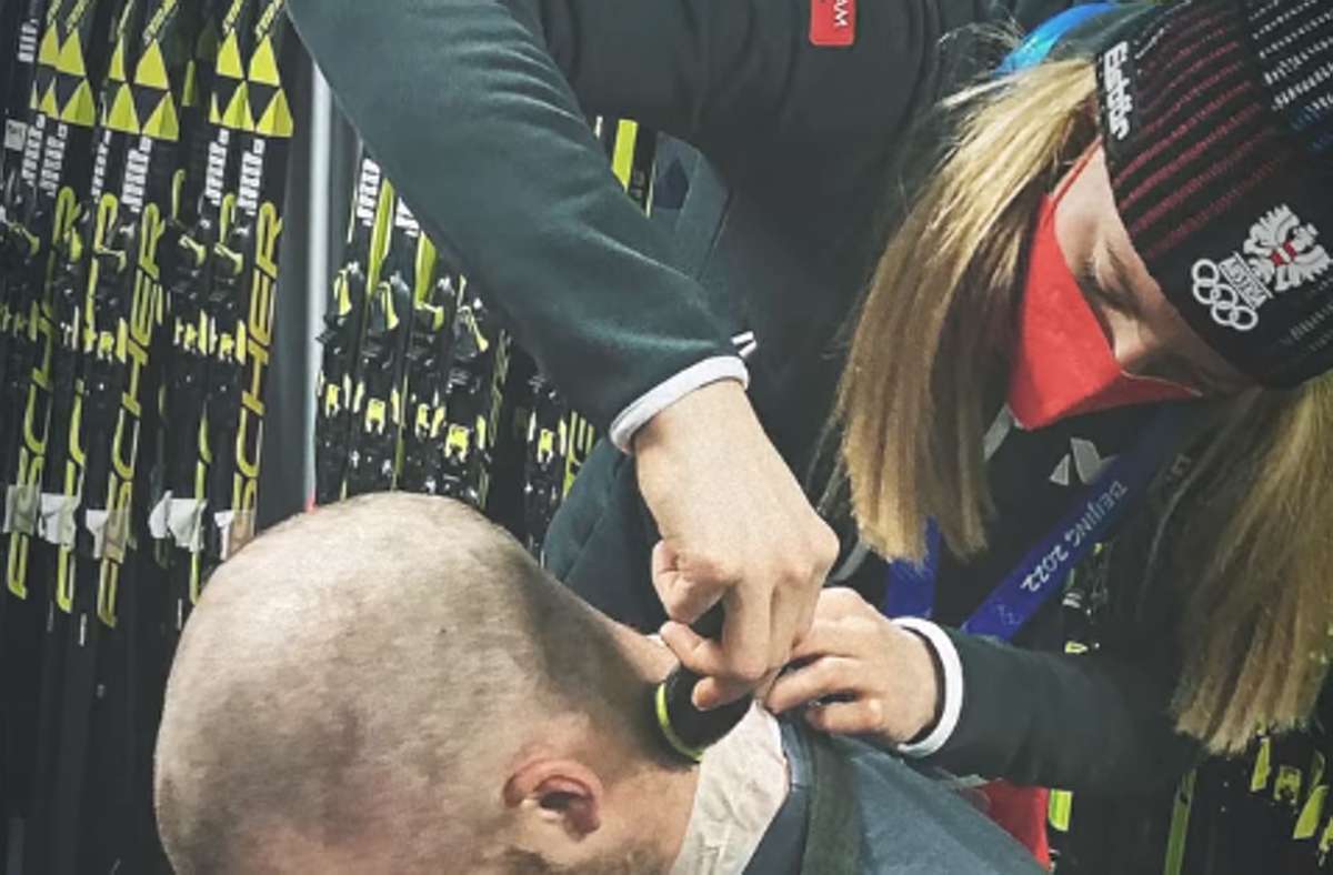 Nachdem Teresa Stadlober eine Bronzemedaille gewonnen hat, darf die Langläuferin ihrem Techniker die Haare abrasieren. Foto: Instagram/@Olympic_Team_Austria
