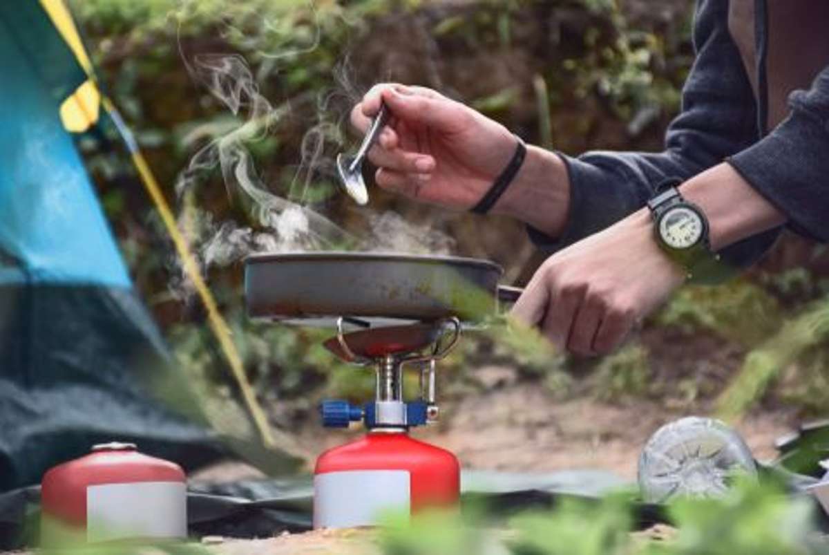 Kochen und Essen draußen in der Natur sorgt für ein wunderbares Gefühl von Freiheit. Allerdings gibt es beim Umgang mit dem Campingkocher manches zu beachten.