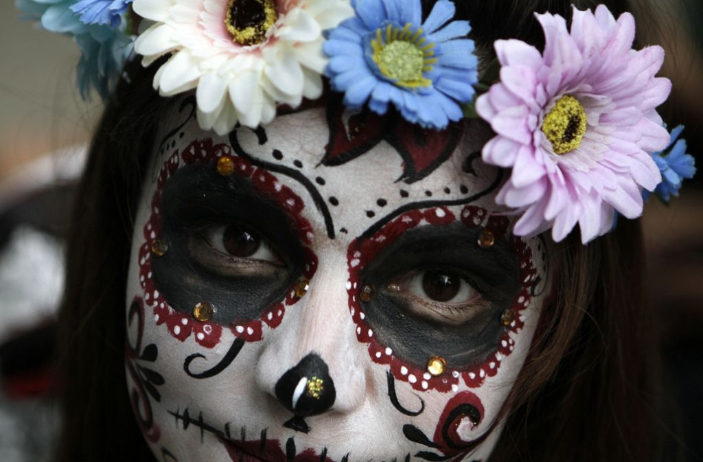 Schaurig-schön: Mit kunstvoll geschminkten Gesichtern wird gefeiert und der Toten bei der La Catrina Parade gedacht.