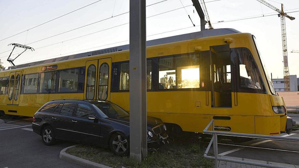 Unfall in Stuttgart-Vaihingen: Mercedes kollidiert mit Stadtbahn