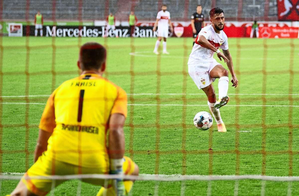 Fehlschuss mit Folgen: Nicolas Gonzalez vergibt in Freiburg einen Elfmeter, der VfB verliert 1:2 (Symbolbild)