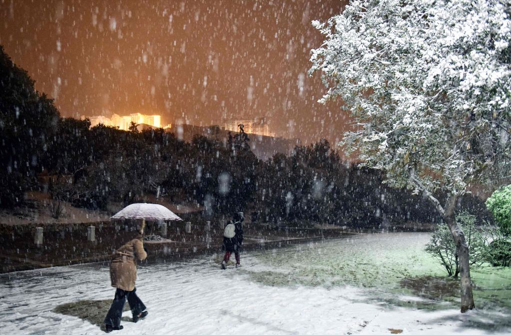Das winterliche Wetter hat in der Nacht zum Dienstag auch die griechische Hauptstadt Athen erreicht.