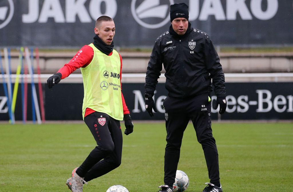 Neuzugang Darko Churlinov (links) will beim VfB Gas geben. Co-Trainer Michael Wimmer schaut nach der Aktion des Neuzugangs aus Köln.