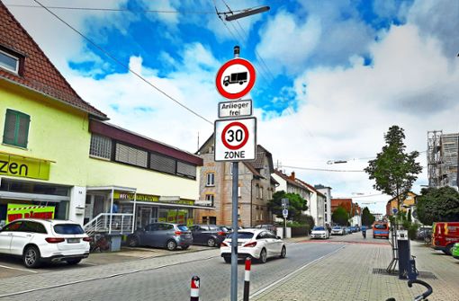 In etlichen Bereichen in Fellbach,   wie hier in der Theodor-Heuss-Straße,  gilt bereits Tempo 30. Künftig soll fast flächendeckend langsamer gefahren werden. Foto: Dirk Herrmann