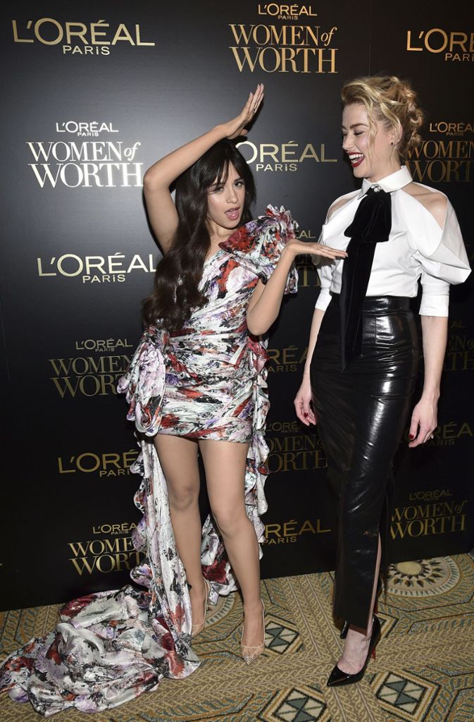 Sängerin Camila Cabello (links) und Amber Heard hatten viel Spaß zusammen auf dem goldenen Teppich der Gala.