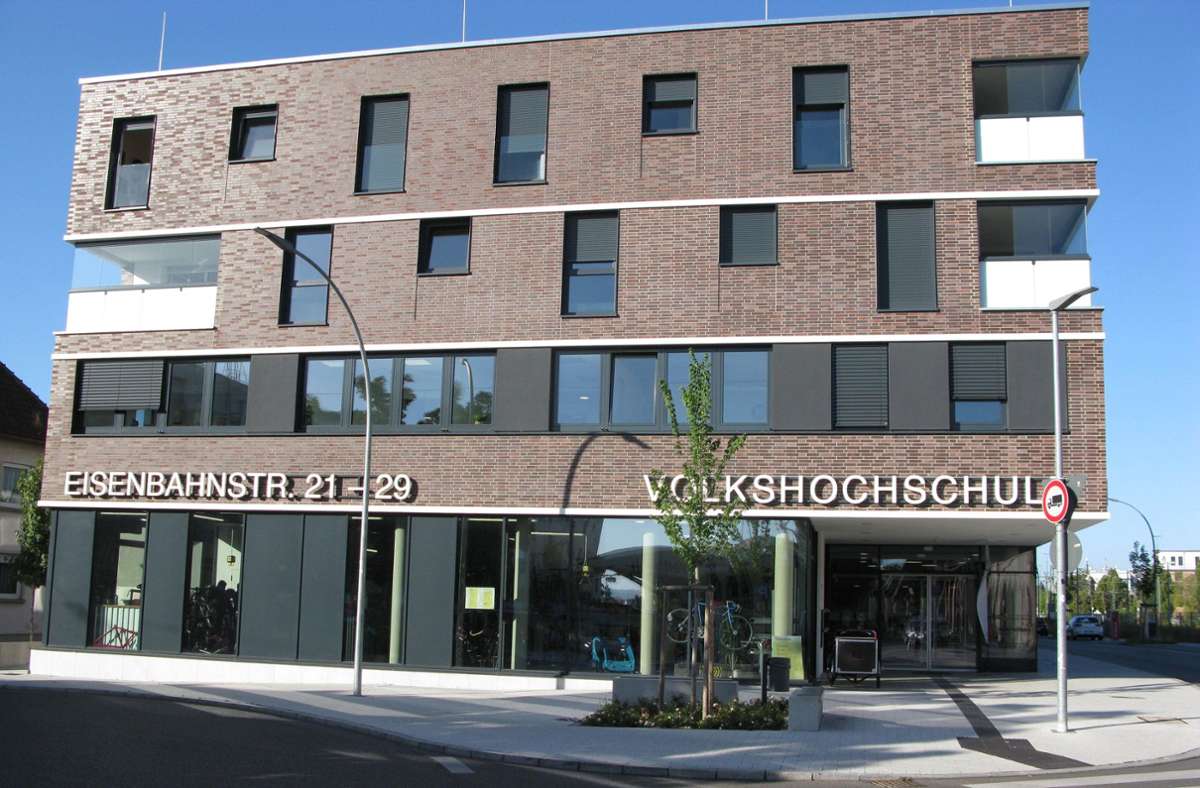 Die Volkshochschule befindet sich direkt am Bahnhof in Fellbach.