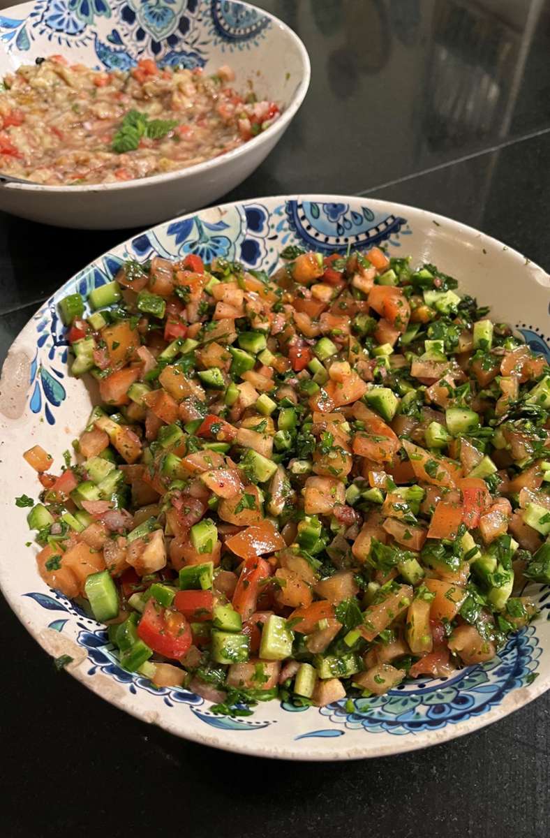 Zum mehrgängigen Menü gehört ein orientalischer Salat.