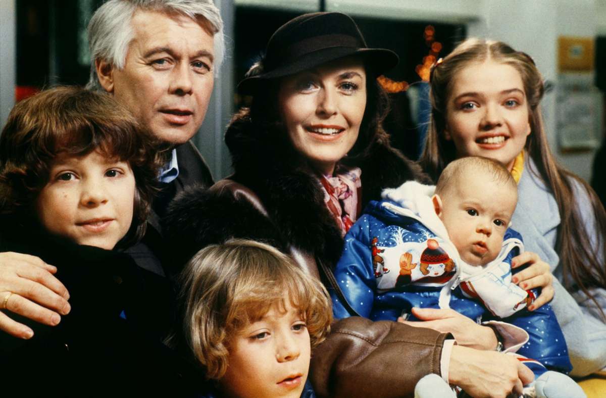 In den 80ern zog Peter Weck mit der ZDF-Erfolgsserie „Ich heirate eine Familie“ die Zuschauer vor den Bildschirm. Er spielte nicht nur die Hauptrolle, sondern führte auch Regie (hier mit seiner Serien-Ehefrau Thekla Carola Wied und den vier Serien-Kindern).