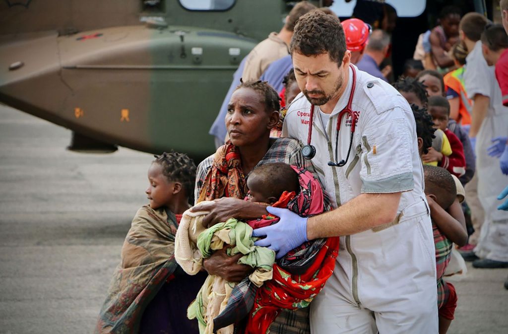 Mit Hubschraubern werden die Menschen aus der besonders betroffenen Region um Beira in Zentral-Mosambik in Sicherheit gebracht.