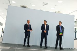 Volker Wissing, Lars Klingbeil und Michael Kellner (v.l.n.r.) geben Auskunft über den weiteren Fahrplan der Ampel-Sondierungsgespräche. Foto: AFP/Christof Stache