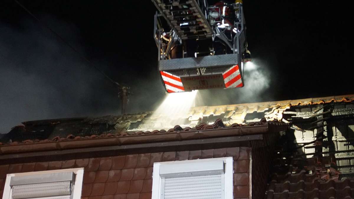 Feuer in Neuenbürg: Brand in Wohnhaus – Rauchmelder weckt Familie in der Nacht