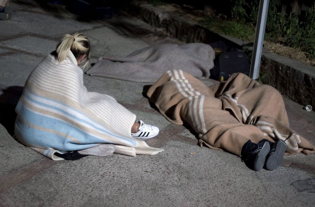 Aus Angst vor Nachbeben schlafen viele Menschen auf der Straße.