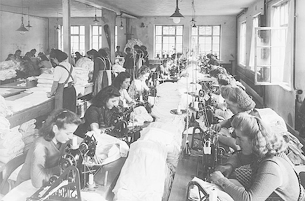 Blick in den Nähsaal Anfang der 50er Jahre: Mit 960 Angestellten arbeiteten damals 20 Prozent aller Beschäftigten der Textilindustrie Hohenzollerns bei Trigema.