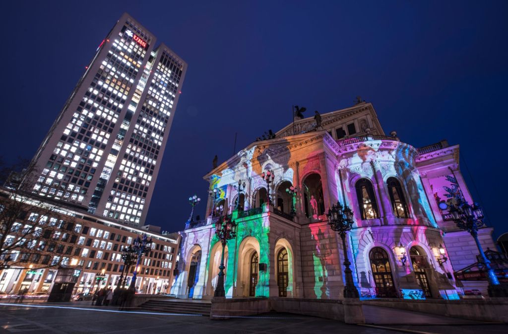 Bevor die „Luminale“ am Sonntag, 18. März, offiziell eröffnet, werden einzelne Fassaden in Frankfurt schon vorab beleuchtet.