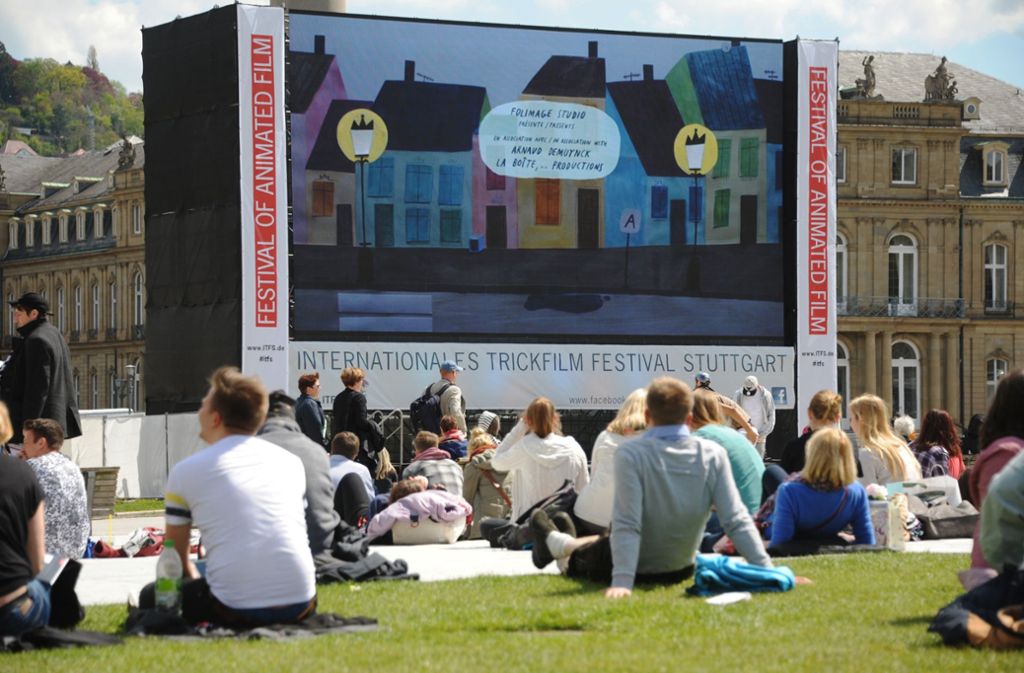 Auf einer riesigen Leinwand können sich die Besucher des Trickfilmfestivals am Schlossplatz einige Trickfilme anschauen.