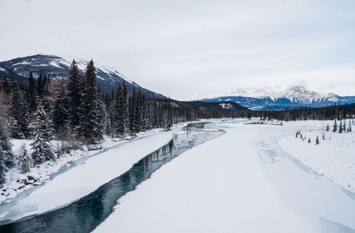 Kurz vor Jasper kreuzt man den „La Biche River“, der im Winter größtenteils zugefroren ist.