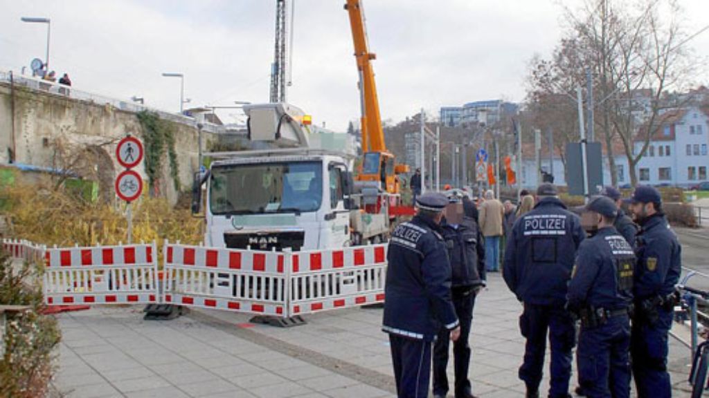 Stuttgart 21 in Feuerbach: 60-jährigen Gegner vom Baum geholt
