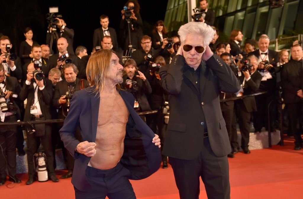 Iggy Pop oben ohne auf dem roten Teppich in Cannes
