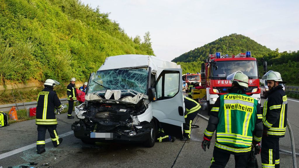 Eine Frau ist bei einem schweren Auffahrunfall auf der A8 zwischen Aichelberg und Gruibingen in ihrem Fahrzeug eingeklemmt und schwer verletzt worden. Es kam zu einem langen Stau im Berufsverkehr. 