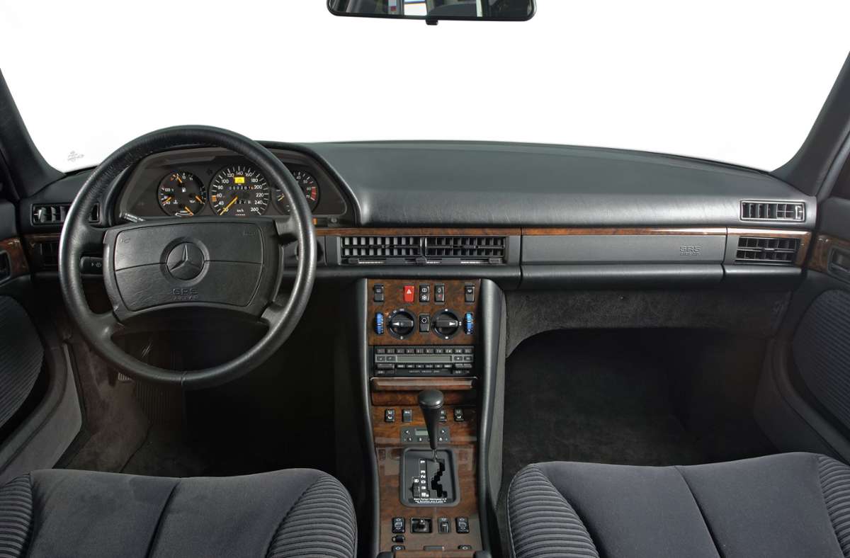 Nachdem im W116 viel mit Chrom gearbeitet wurde, kam der W126 eher nüchtern und im Innenraum mit einem Plastikgewand daher. Nach dem Ölschock der Siebzigerjahre passte diese weniger protzige S-Klasse jedoch genau in die Zeit. Und bei der Sicherheitsfrage konnte Mercedes mit seiner neuen Baureihe erneut punkten: Wieder als erstes Serienauto der Welt kam der W126 mit einem Airbag für Fahrer im Jahr 1981 auf den Markt.