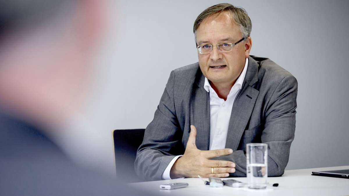  Grün-Schwarz plant zur Bekämpfung der Corona-Pandemie im Landesetat eine Rekordverschuldung von fast 14 Milliarden Euro. SPD und FDP im Landtag lassen in einem Gutachten prüfen, ob dabei alles mit rechten Dingen zugeht. FDP-Fraktionschef Hans-Ulrich Rülke hat dazu bereits eine klare Meinung. 