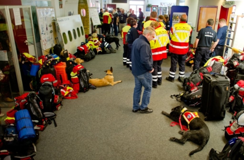 Helfer der I.S.A.R. Germany warten zusammen mit ihren Hundestaffeln im Feuerwehr-Training-Center am Flughafen in Frankfurt auf den Abflug in Richtung Nepal, um dort den Hilfseinsatz für die Erdbebenopfer zu starten.