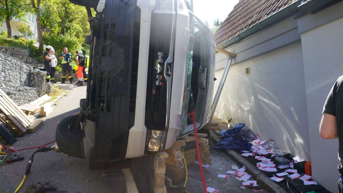 Unfall in Wiesensteig: Fahrer wird unter seinem Fahrzeug eingeklemmt
