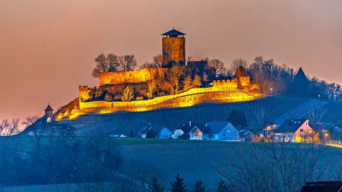 Längere Beleuchtung von Burg Hohenbeilstein: Burglicht hilft gegen den Winterblues