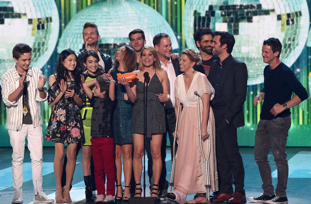 Preisträger: Die Crew der Serie „Fuller House“ nimmt den Award für die Kategorie beliebteste TV-Familienserie entgegen.