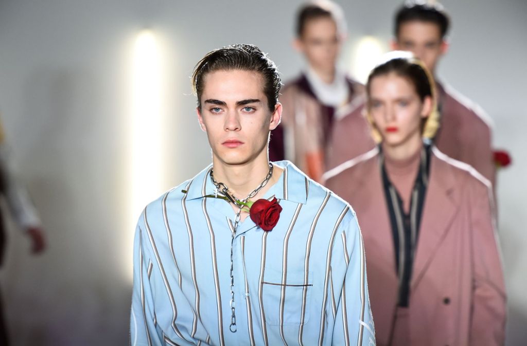 Ein Model präsentiert bei der Men’s Fashion Week in Paris eine Kreation des Designers Christian Dada. Nur Banausen denken dabei an einen Pyjama. Foto: AFP